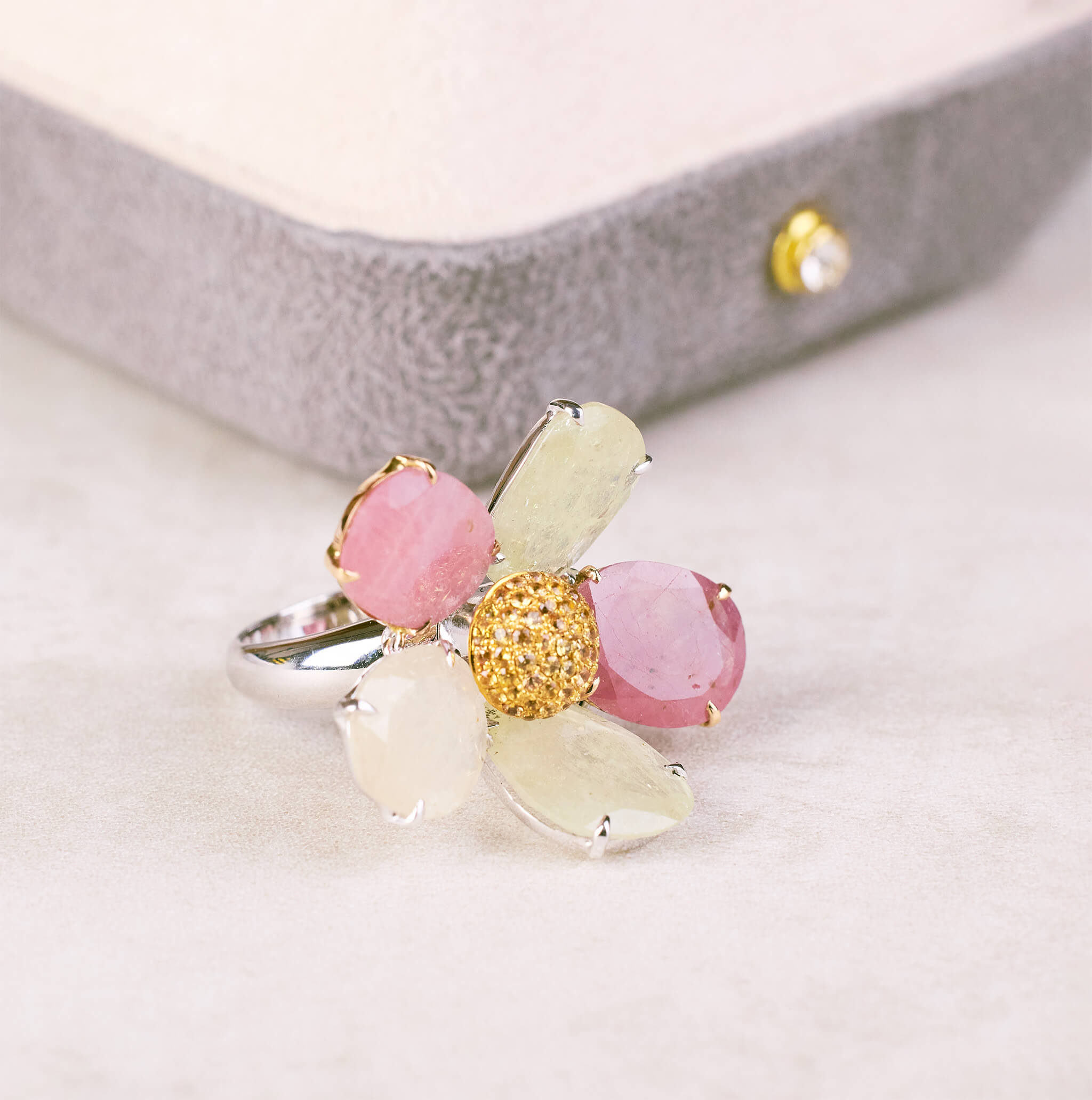 18K Gold Diamond and Slice Sapphire Flower Ring - Jewelry And Store