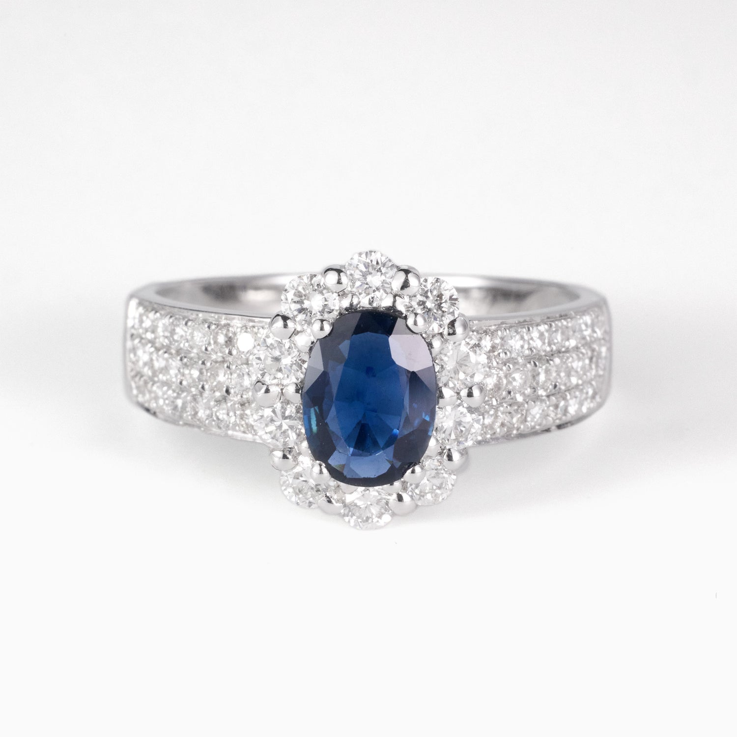 1.03 ct.tw. Vintage - styled Natural Blue Sapphire & Diamond Ring in 18K Gold - JewelryAndStore
