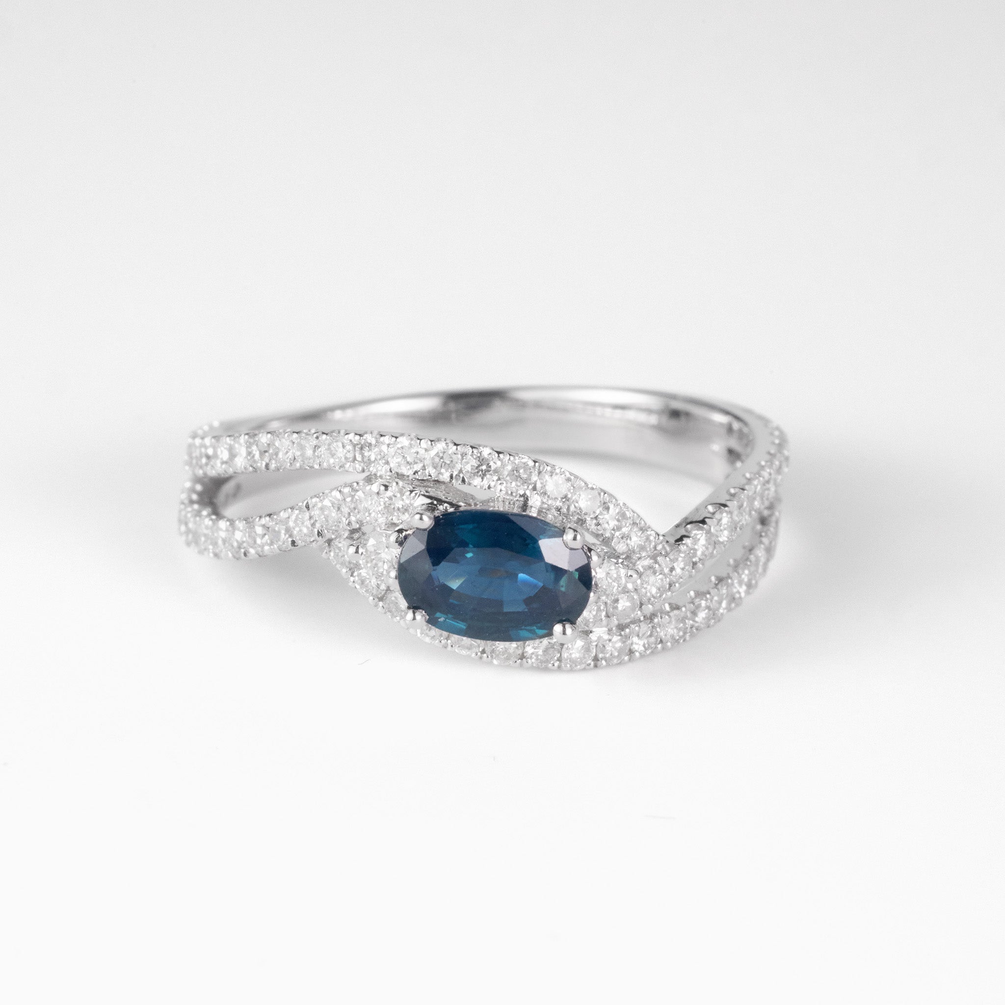 0.56 ct.tw. Vintage - styled Natural Blue Sapphire & Diamond Ring in 18K Gold - JewelryAndStore