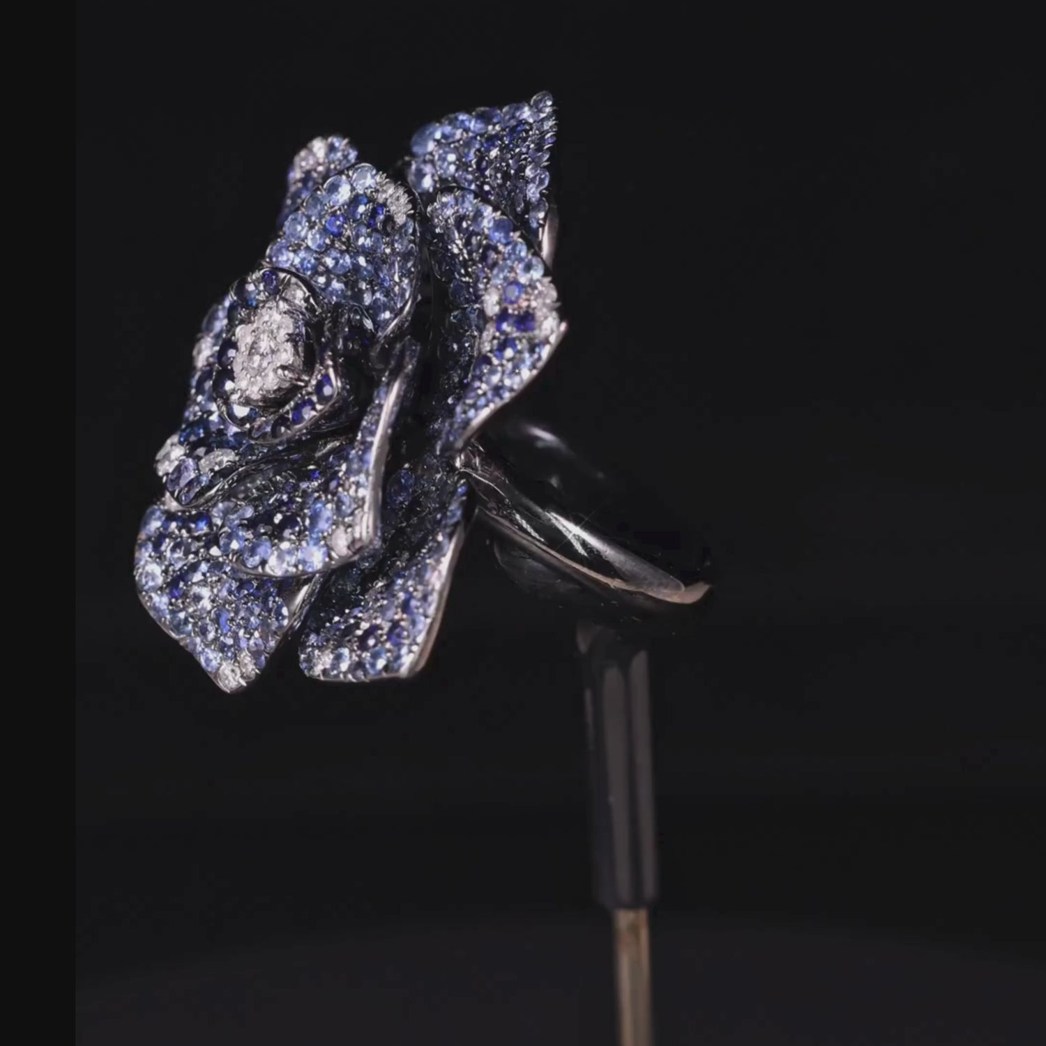 18K White Gold Flower Ring with Blue Sapphires and Diamonds