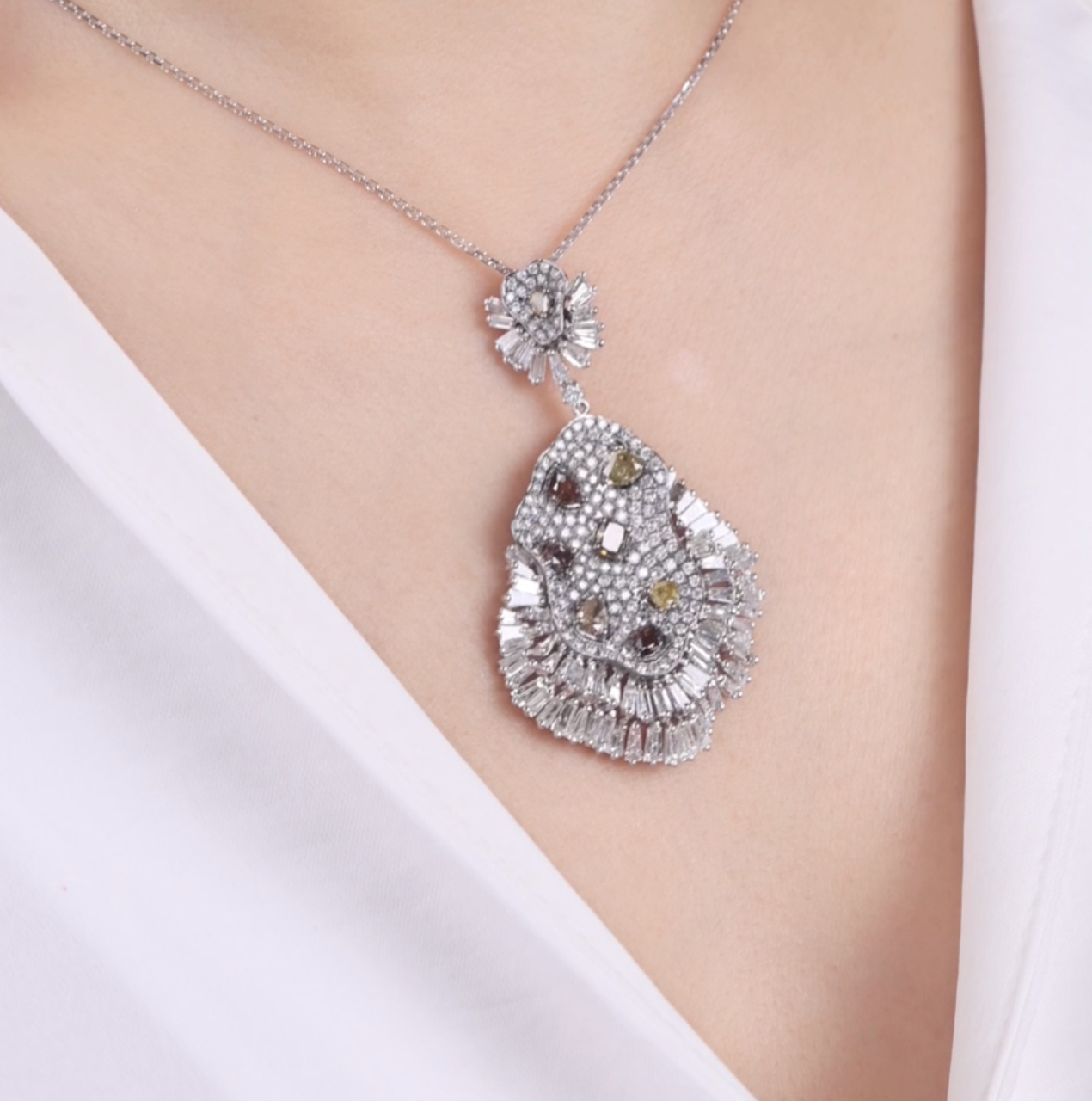 18K White Gold Art Deco Pendant with Natural Diamonds from Bri-Star