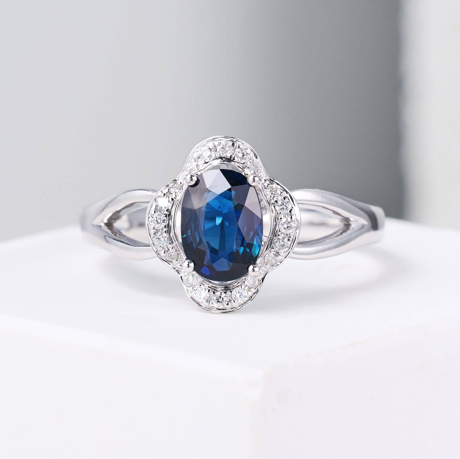 0.98ct.tw. Natural Blue Sapphire Ring with Clover Diamond frame - Jewelry And Store