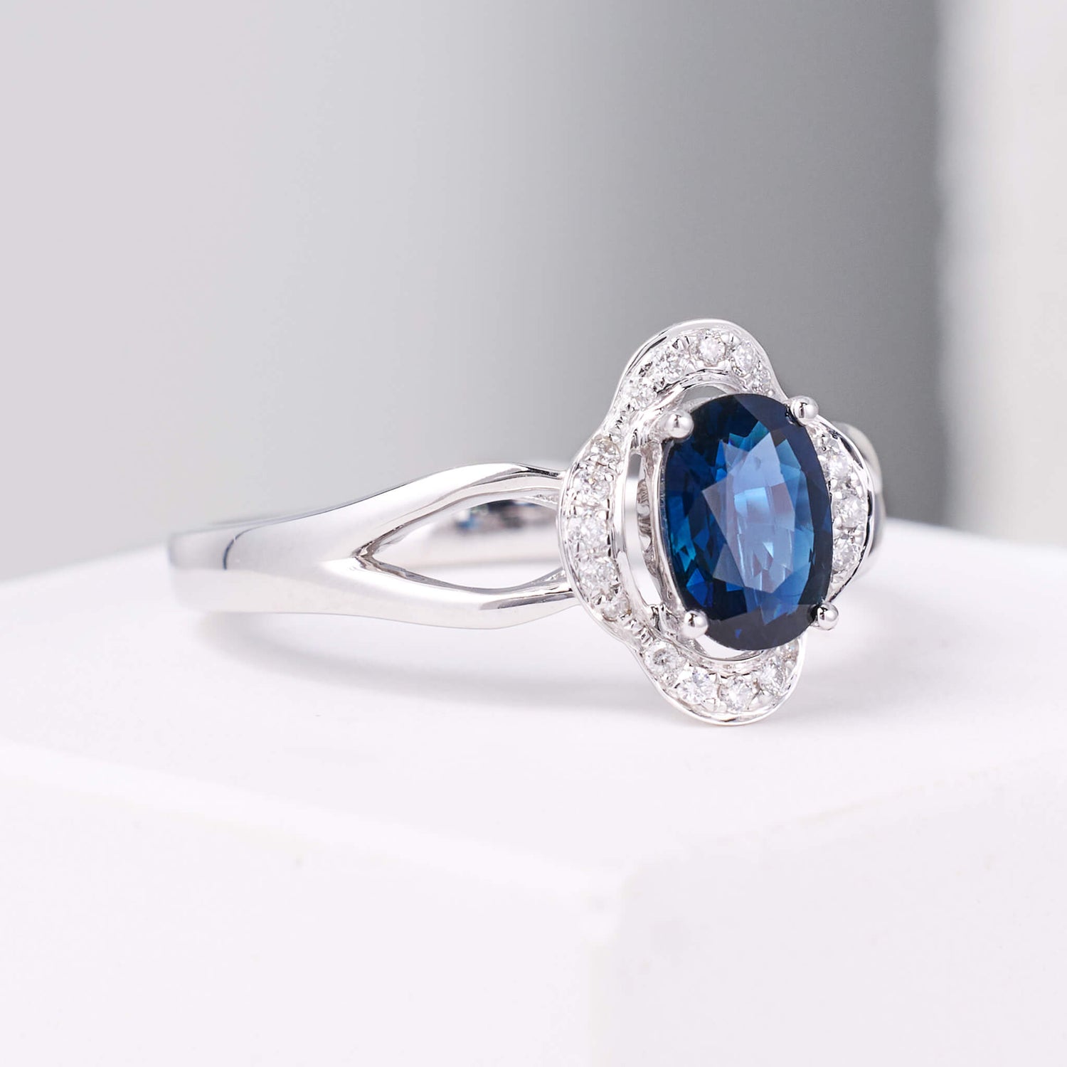 0.98ct.tw. Natural Blue Sapphire Ring with Clover Diamond frame - Jewelry And Store