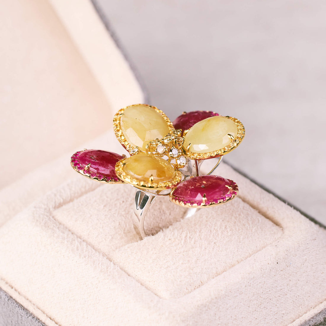 18K Gold Diamond and Slice Sapphire Flower Ring - Jewelry And Store