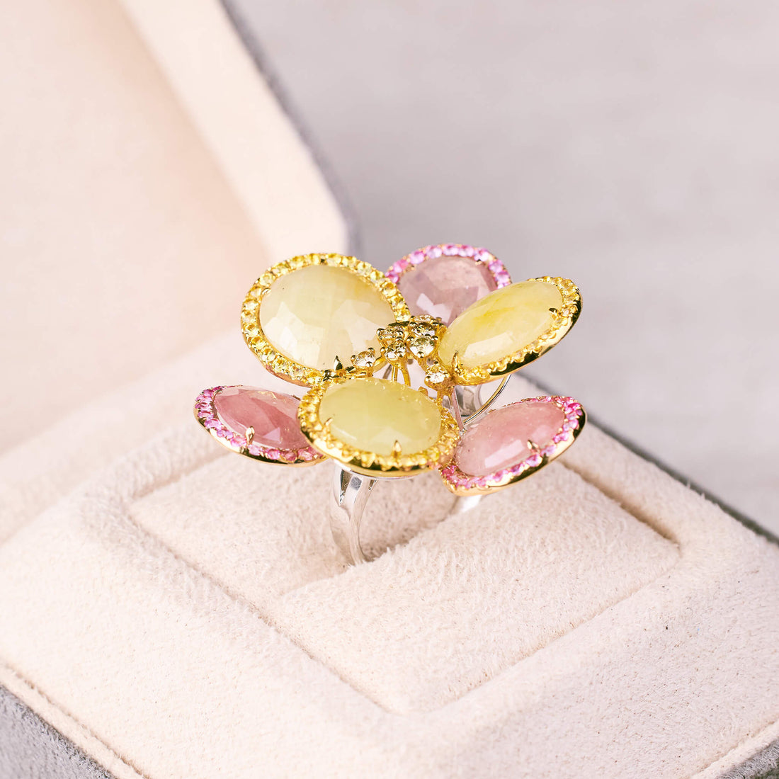 18K Gold Diamond and Slice Sapphire Flower Ring - Jewelry And Store