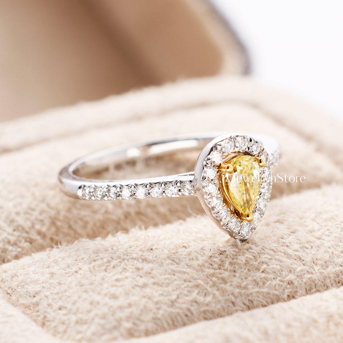 Pear-shpaed Yellow Diamond Engagement Ring