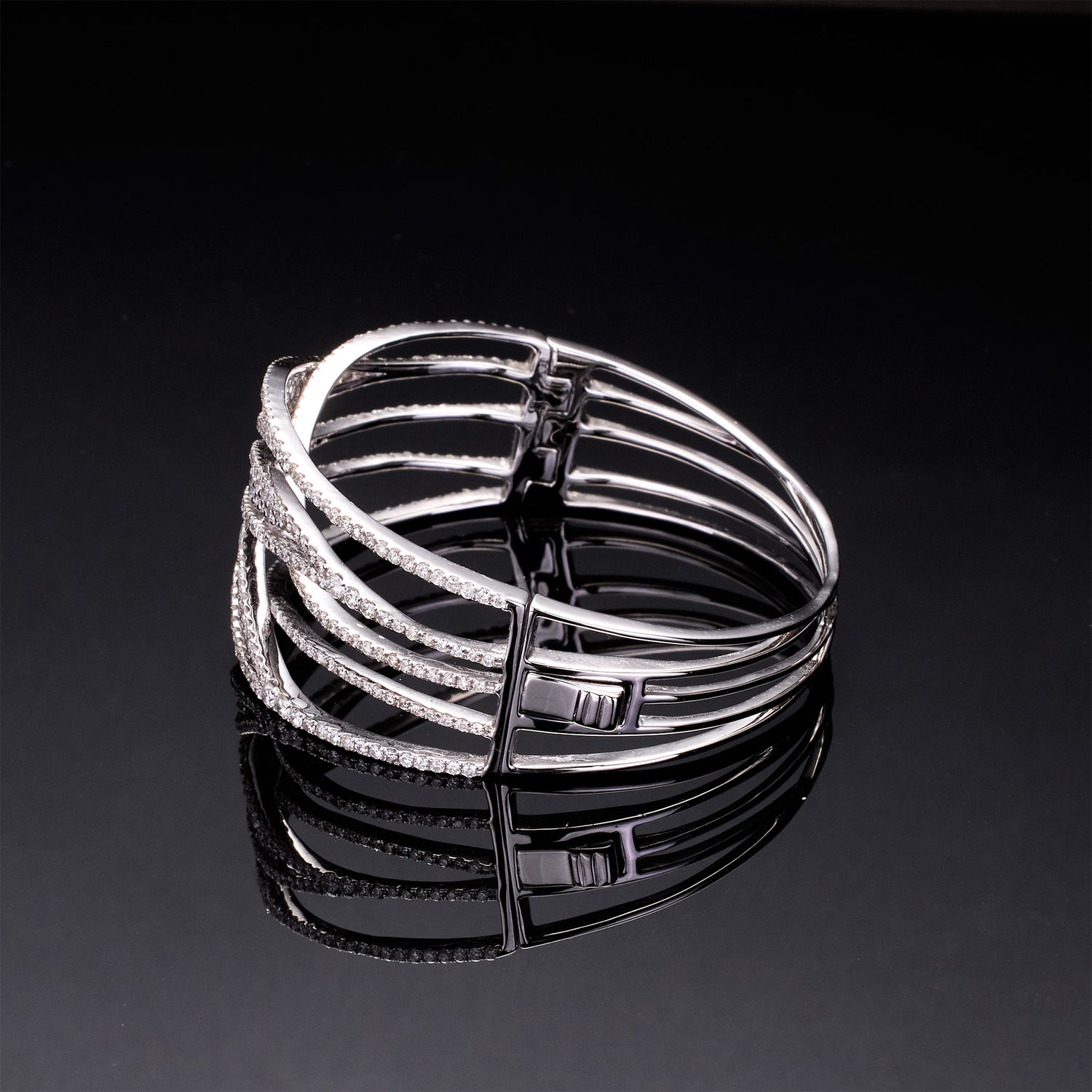 18K White Gold Natural Diamond Bangle