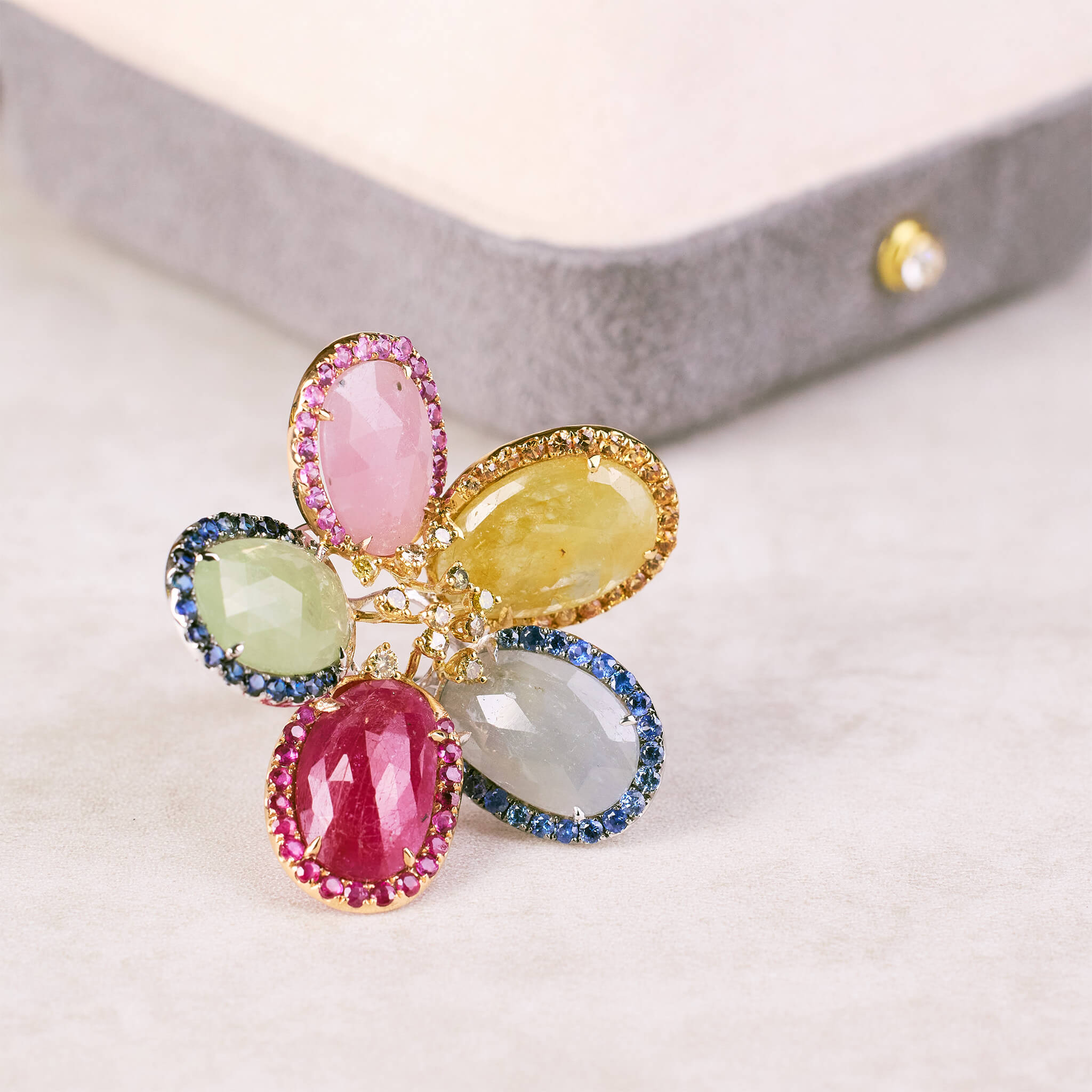 18K Gold Diamond and Slice Sapphire Flower Ring