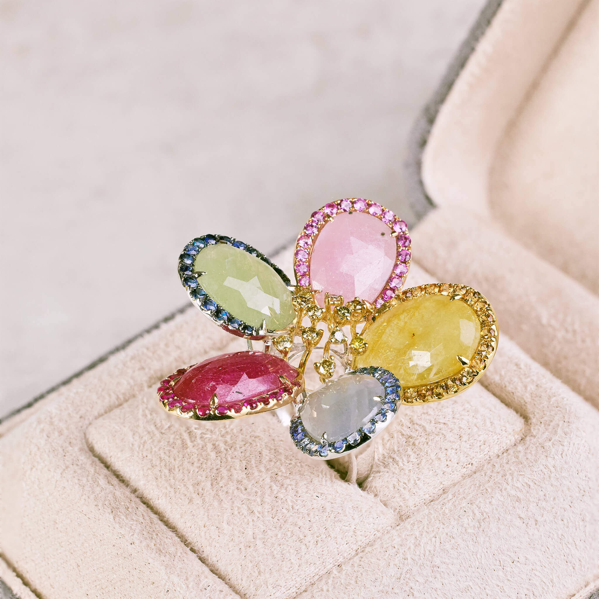 18K Gold Diamond and Slice Sapphire Flower Ring