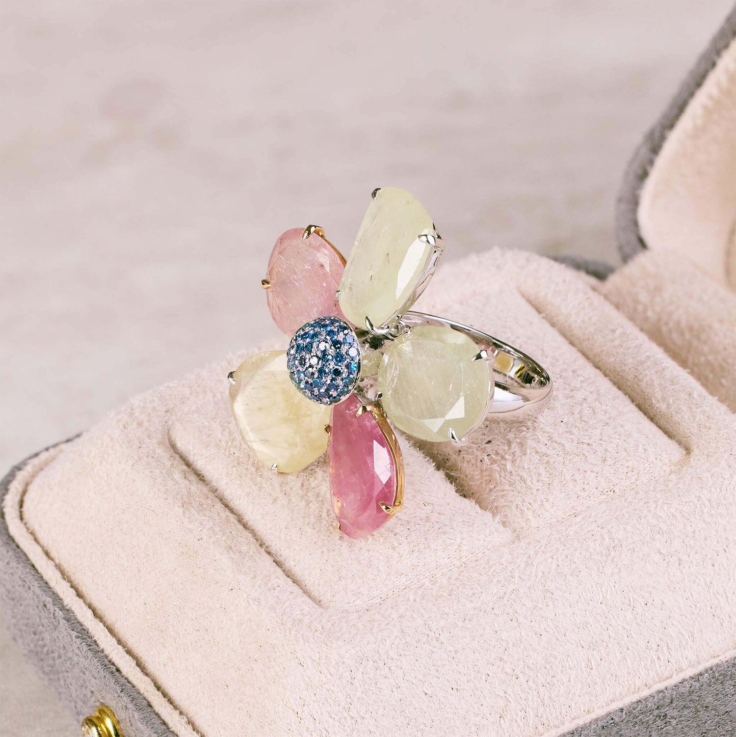 18K Gold Diamond and Slice Sapphire Flower Ring - Jewelry And Store