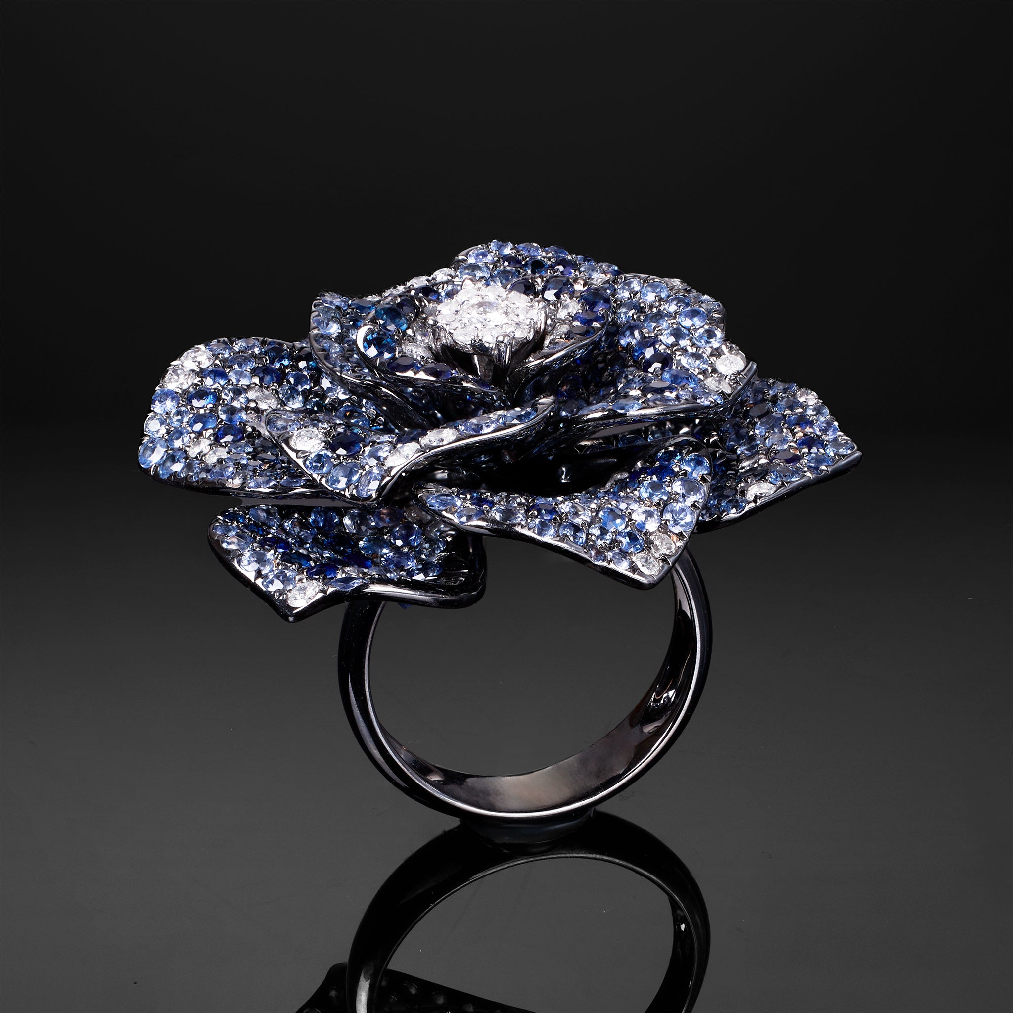 18K White Gold Flower Ring with Blue Sapphires and Diamonds