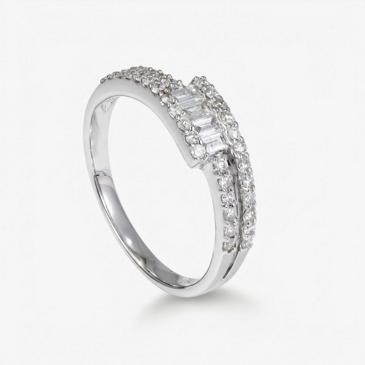0.46ct.tw. Classic Round &amp; Baguette Diamond Band Ring 18K Gold - JewelryandStore