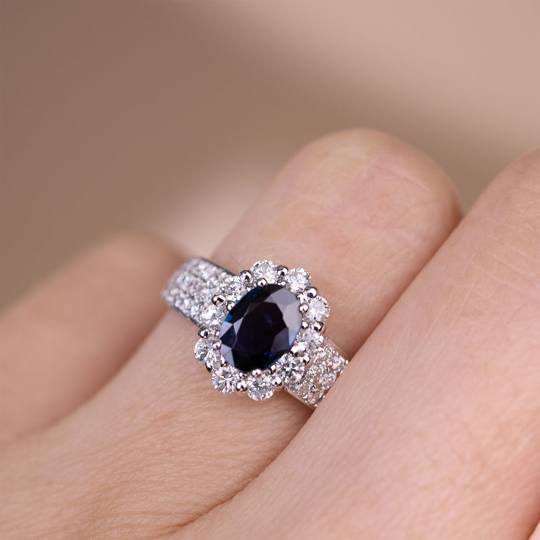 1.03 ct.tw. Vintage - styled Natural Blue Sapphire & Diamond Ring in 18K Gold - JewelryAndStore