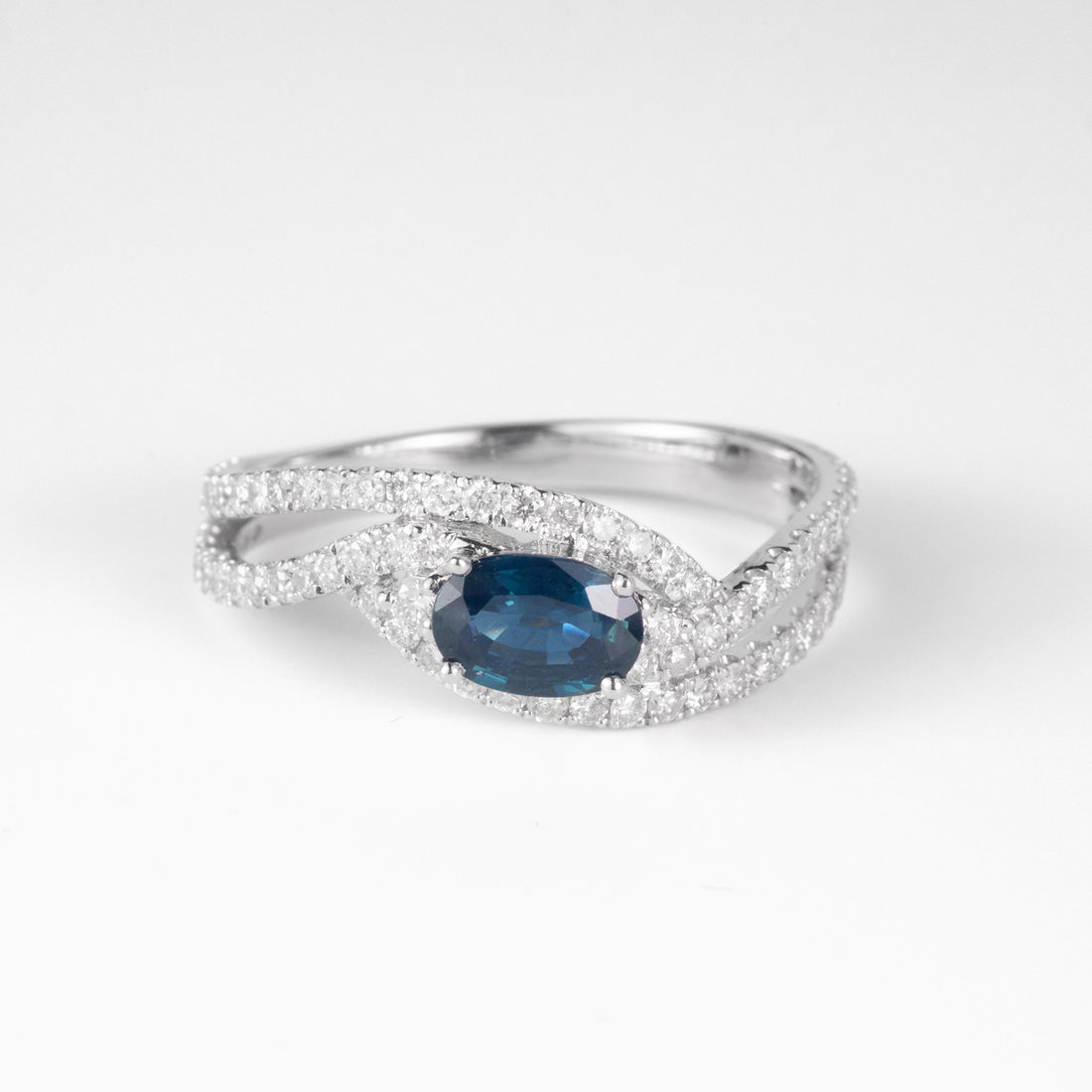 0.56 ct.tw. Vintage - styled Natural Blue Sapphire & Diamond Ring in 18K Gold - JewelryAndStore