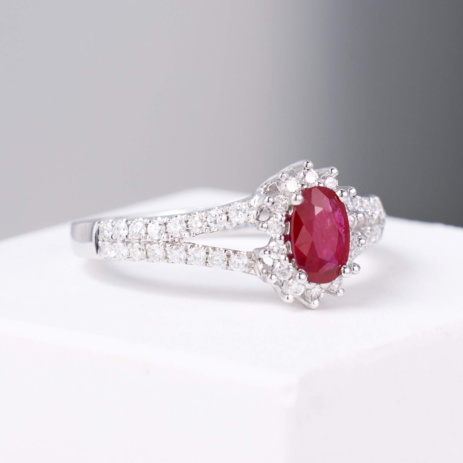 0.43ct.t.w. Nature Ruby Halo Diamond Ring