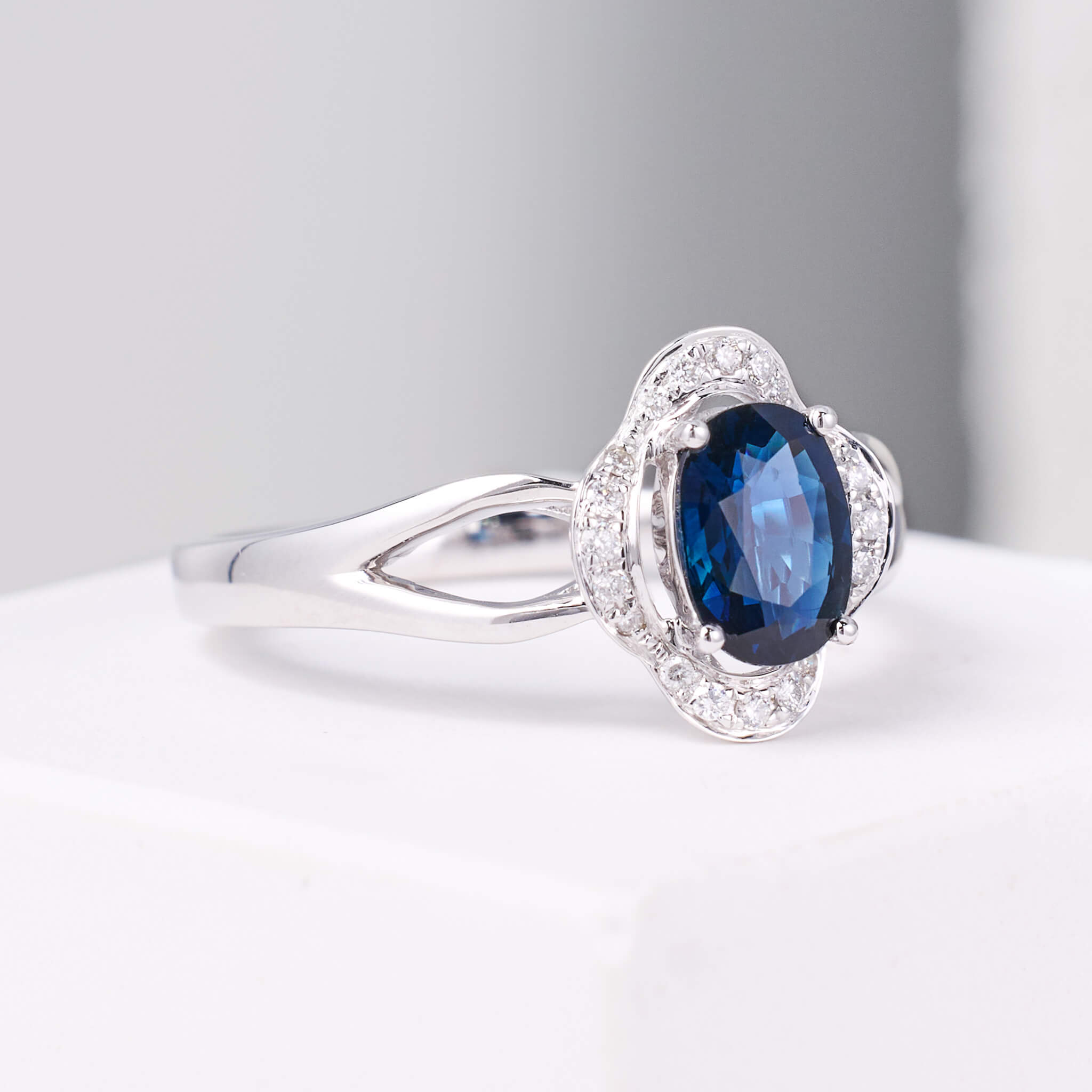 0.98ct.tw. Natural Blue Sapphire Ring with Clover Diamond frame