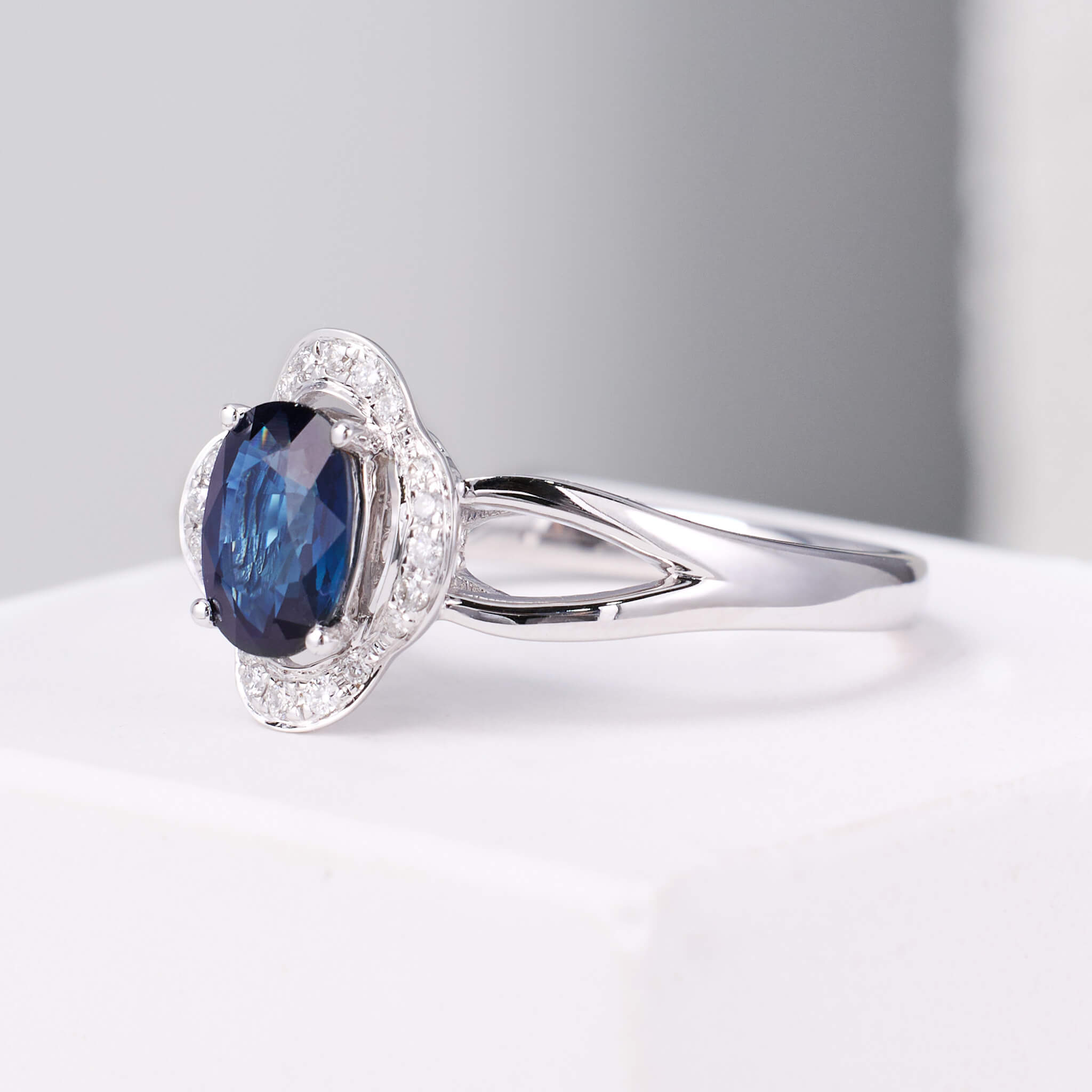0.98ct.tw. Natural Blue Sapphire Ring with Clover Diamond frame - Jewelry And Store