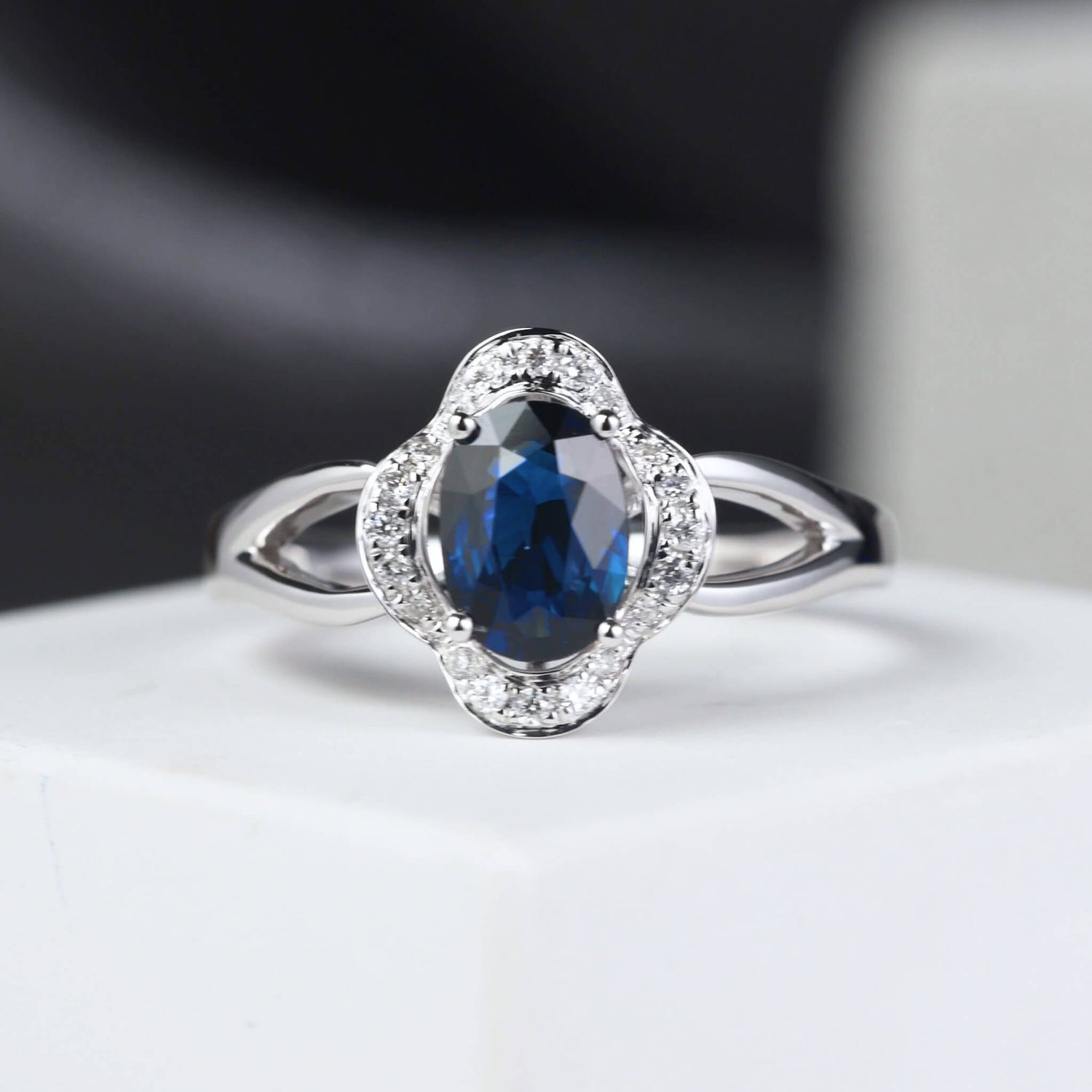 0.98ct.tw. Natural Blue Sapphire Ring with Clover Diamond frame